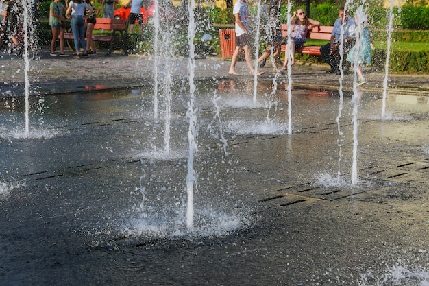I bambini fanno il bagno nella fontana in una calda giornata estiva.