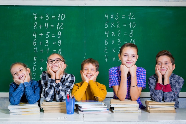 I bambini fanno matematica nella scuola elementare.