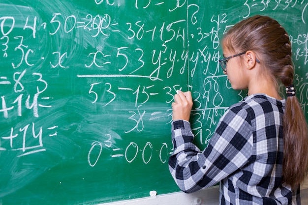 I bambini fanno matematica nella scuola elementare.
