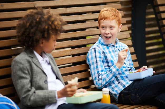 I bambini fanno uno spuntino insieme