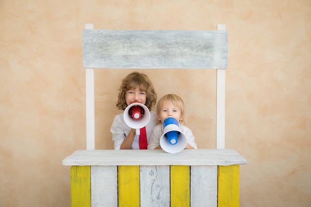 I bambini felici fingono di essere uomini d'affari