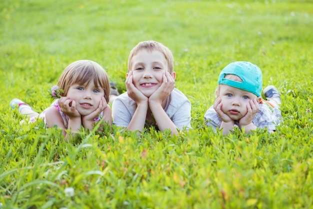 I bambini felici si trovano sull'erba verde nel prato