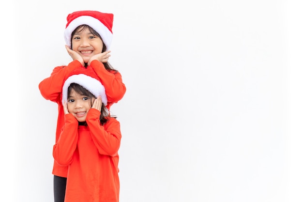 I bambini festeggiano allegri il Natale I fratelli sono pronti per festeggiare il Natale o incontrare il nuovo anno