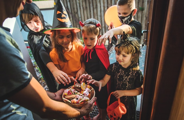 I bambini festeggiano Halloween vestiti in costume. Messa a fuoco selettiva.