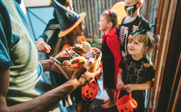 I bambini festeggiano Halloween vestiti in costume. Messa a fuoco selettiva.