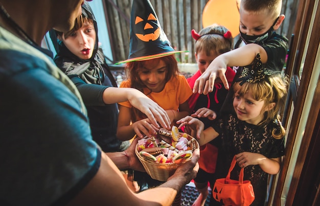 I bambini festeggiano Halloween vestiti in costume. Messa a fuoco selettiva.