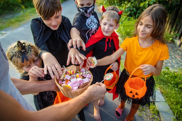 I bambini festeggiano Halloween vestiti in costume. Messa a fuoco selettiva.