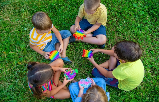 I bambini giocano a antistress per strada. Messa a fuoco selettiva. Bambini.