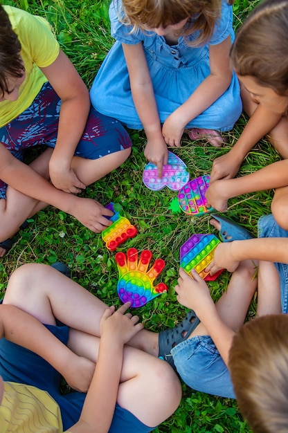 I bambini giocano a antistress per strada. Messa a fuoco selettiva. Bambini.