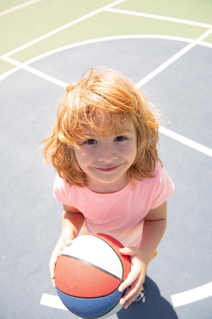 I bambini giocano a basket ritratto, testa di bambino carino.