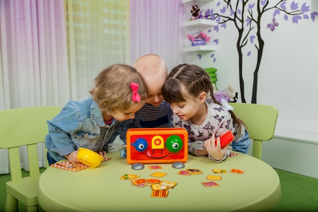 I bambini giocano a giochi da tavolo