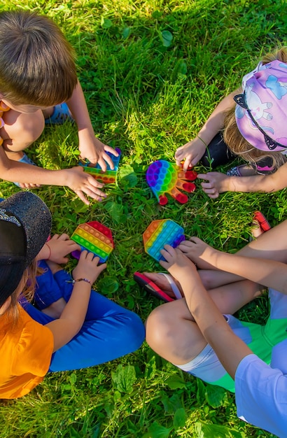 I bambini giocano a pop it per strada