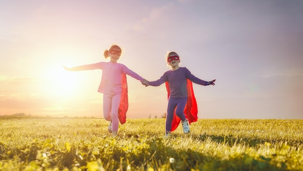 I bambini giocano a supereroi