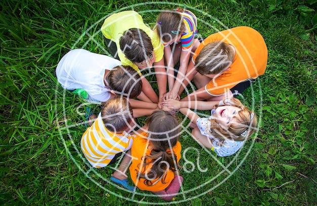 I bambini giocano con le mani giunte segno zodiacale Fuoco selettivo