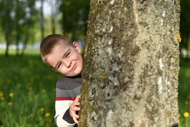 I bambini giocano nel parco