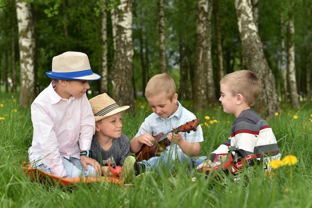 I bambini giocano nel parco