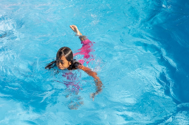 I bambini giocano nella piscina all'aperto durante una vacanza in famiglia.