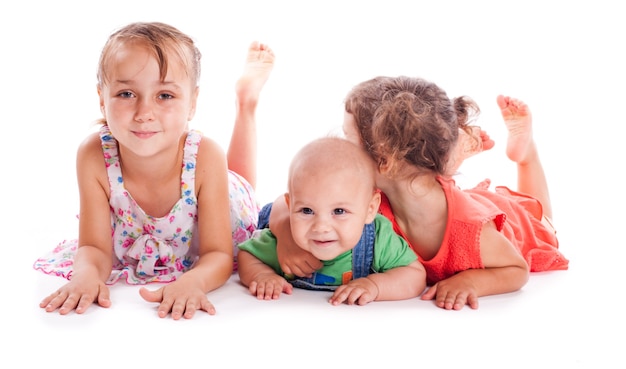 I bambini giocano sul pavimento isolato su bianco