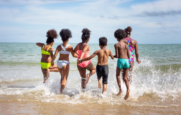 i bambini giocano sulla spiaggia