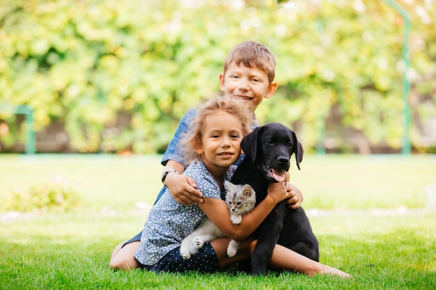 I bambini imparano ad essere padroni di animali premurosi e amorevoli