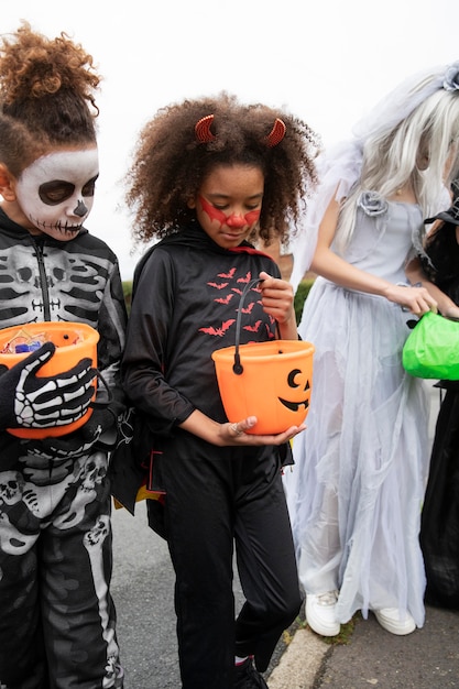 I bambini in costume vanno a fare dolcetto o scherzetto