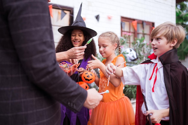 I bambini in costumi di fantasmi si divertono a fare trucchi a Halloween.