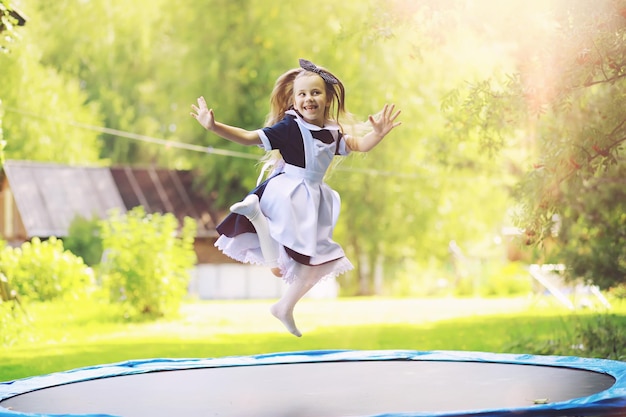 I bambini in uniforme scolastica camminano per strada I bambini si rallegrano e si divertono alla fine dell'anno scolastico Vacanze