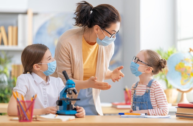 I bambini indossano maschere per imparare in classe