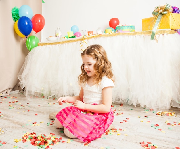 I bambini lanciano coriandoli colorati sulla festa di compleanno