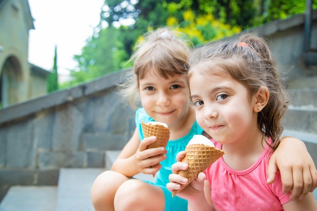I bambini mangiano il gelato nel parco.