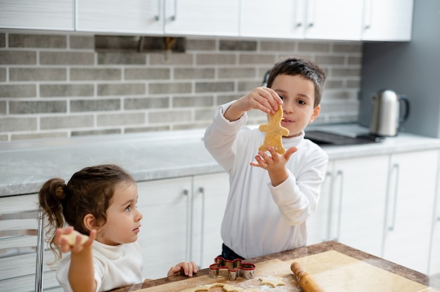 I bambini mostrano le forme della pasta tagliata da loro