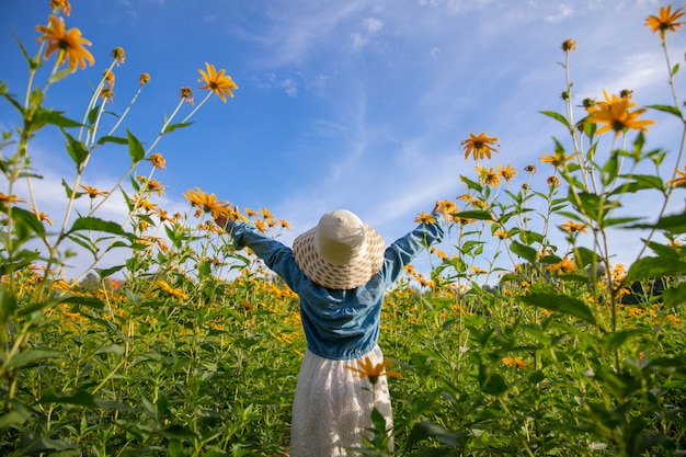 I bambini nel campo giallo fiori gialli. Ragazza olandese in cappello bianco