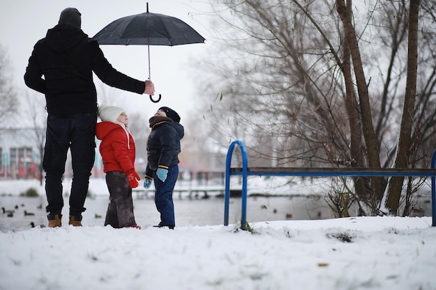 I bambini nel parco invernale giocano