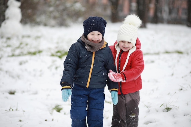 I bambini nel parco invernale giocano