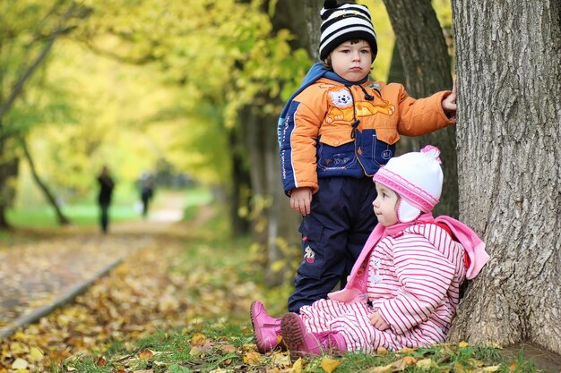 I bambini per strada giocano a primavera