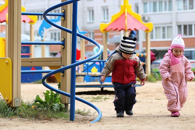 I bambini per strada giocano nel parco giochi