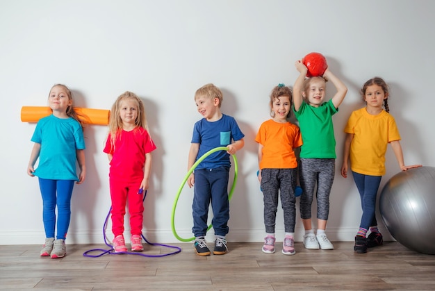 I bambini piccoli adorano fare attività fisiche in età prescolare