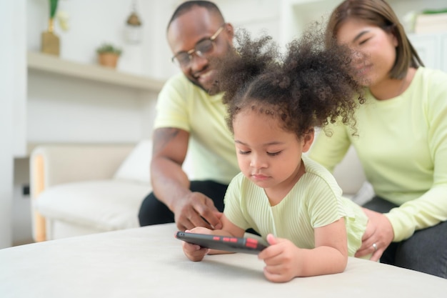 I bambini piccoli giocano e imparano cose nel vasto mondo sul tablet con i genitori a supervisionare