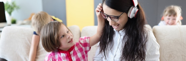 I bambini piccoli impediscono alla madre di lavorare con il laptop a casa