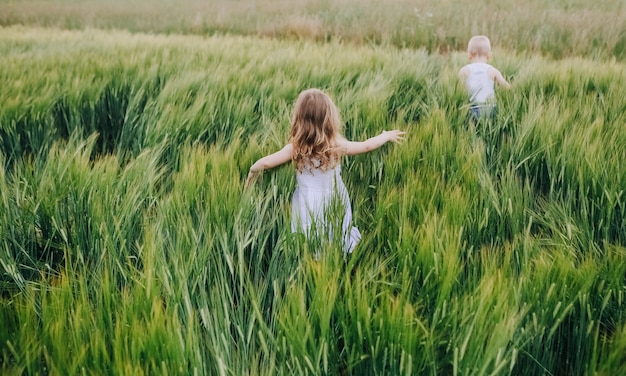 I bambini piccoli scappano per finire