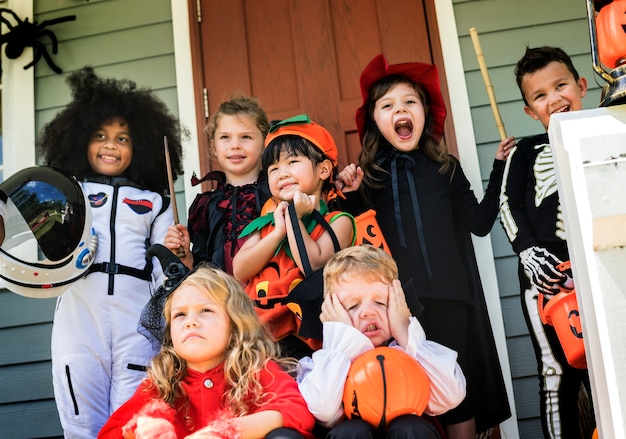 I bambini piccoli scherzano o trattano Halloween