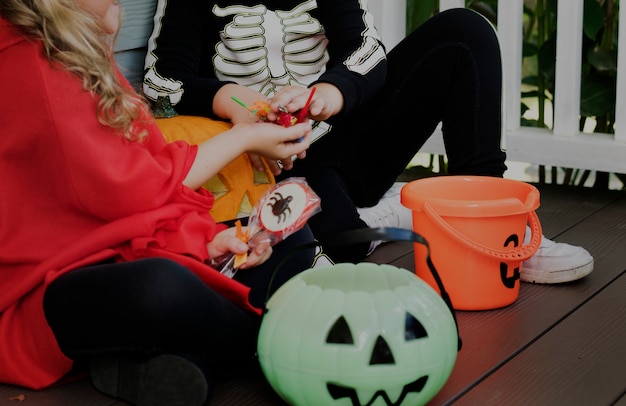 I bambini piccoli scherzano o trattano Halloween