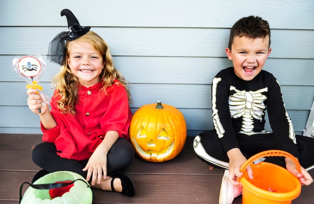 I bambini piccoli scherzano o trattano