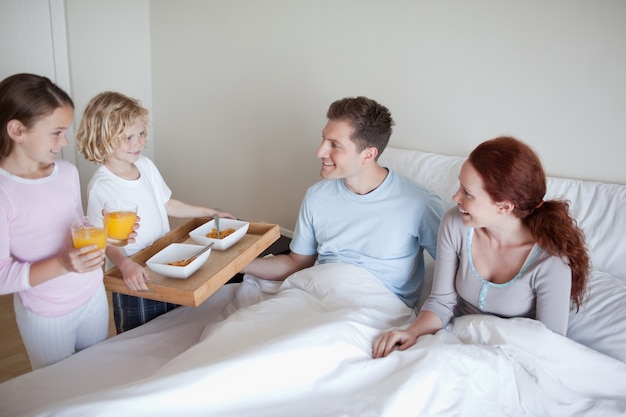 I bambini portano la colazione ai loro genitori