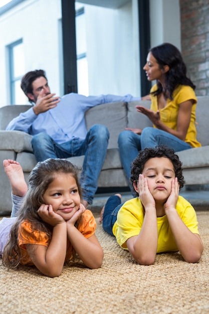 I bambini posa sul tappeto in salotto