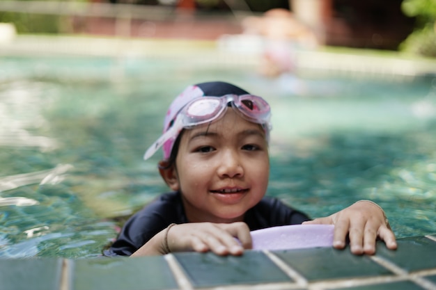 I bambini praticano il nuoto in piscina.