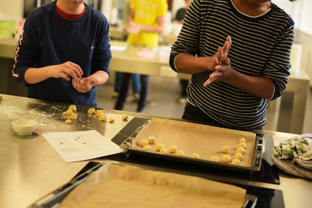 I bambini preparano i biscotti a scuola a casa ed in classe