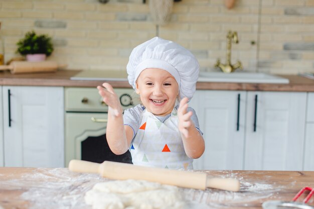 I bambini preparano la pasta