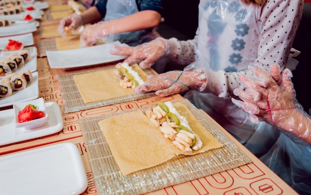 I bambini preparano sushi e panini. Ristorante di classe superiore.