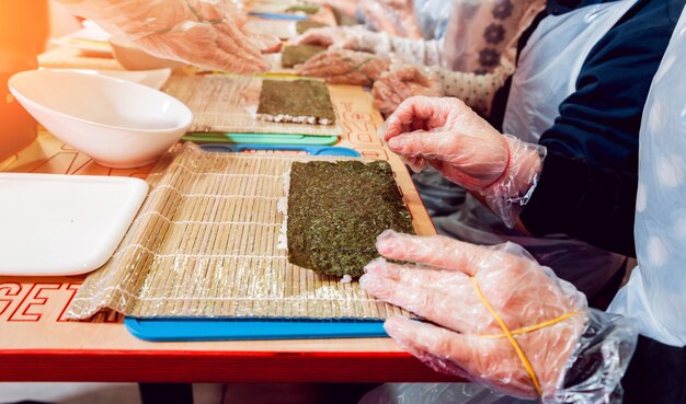 I bambini preparano sushi e panini. Ristorante di classe superiore.